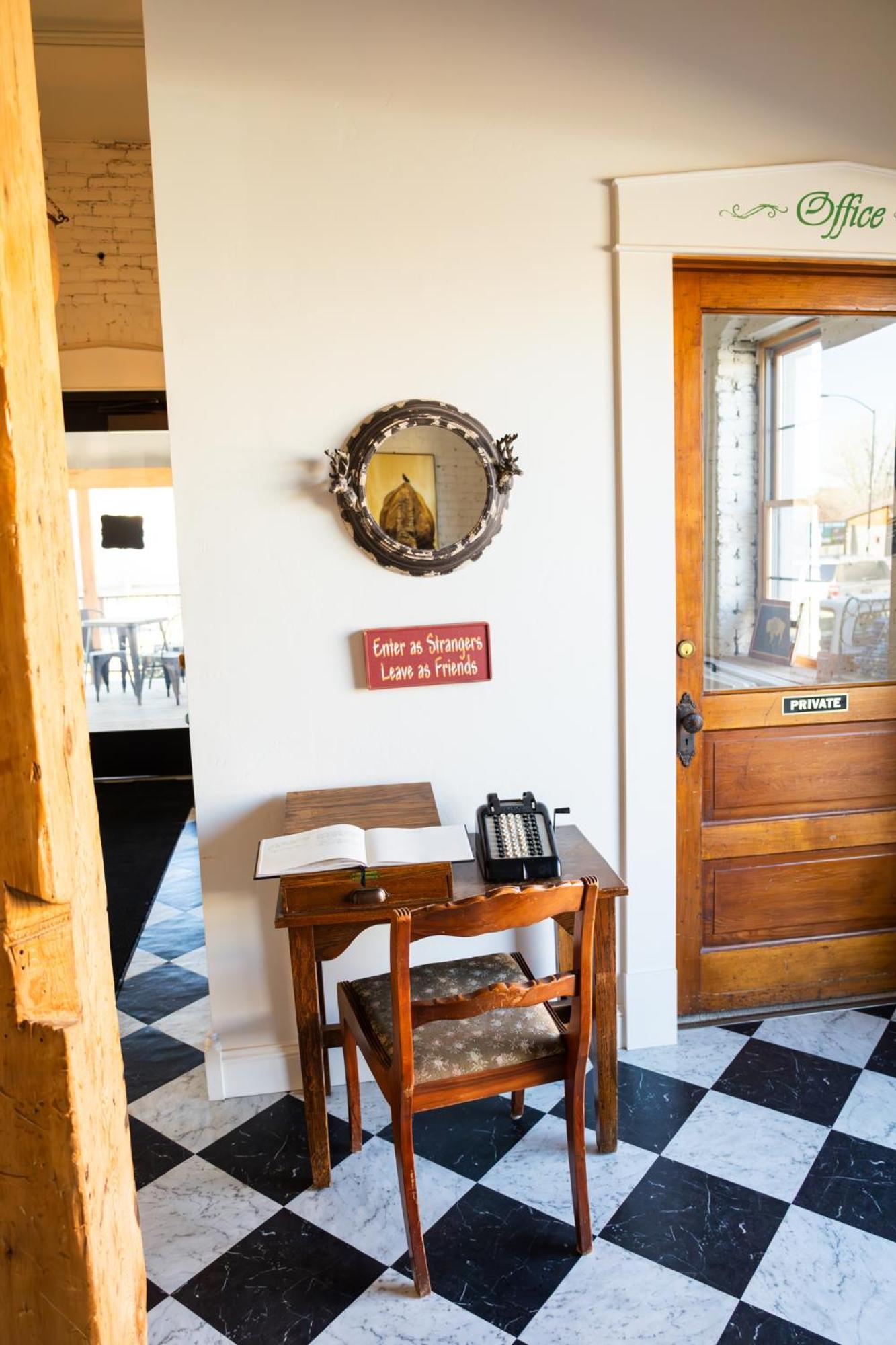 Lander Millhouse Hotel Buitenkant foto